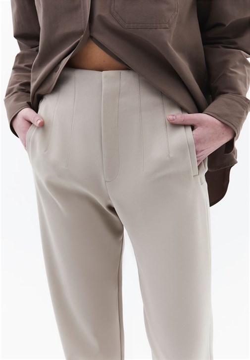 Carrot-Fit Pantolon ve Cepli Oversize Gömlek Kombini