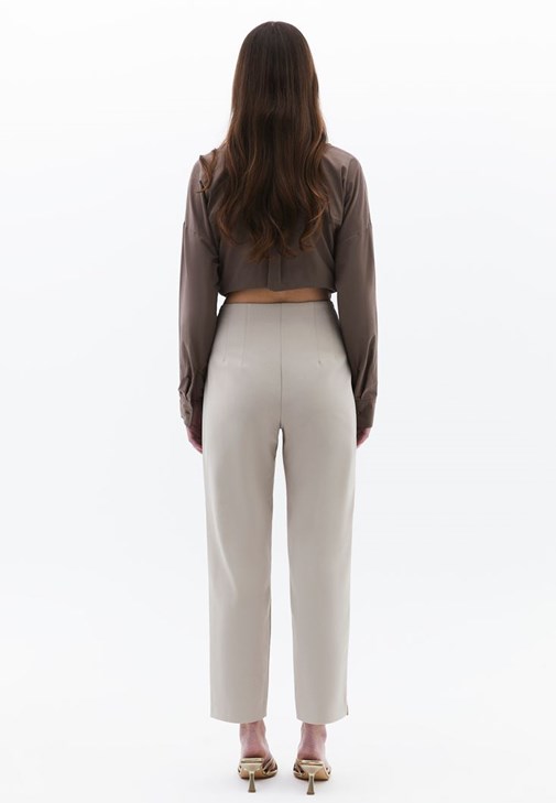 Carrot-Fit Pantolon ve Cepli Oversize Gömlek Kombini