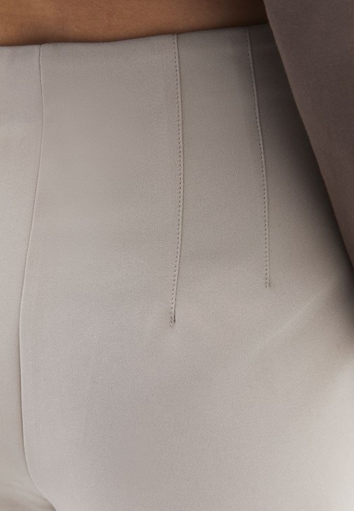 Carrot-Fit Pantolon ve Cepli Oversize Gömlek Kombini