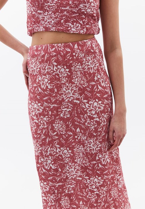 Yırtmaçlı Etek ve Gipeli Atlet Kombini