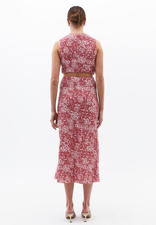 Yırtmaçlı Etek ve Gipeli Atlet Kombini