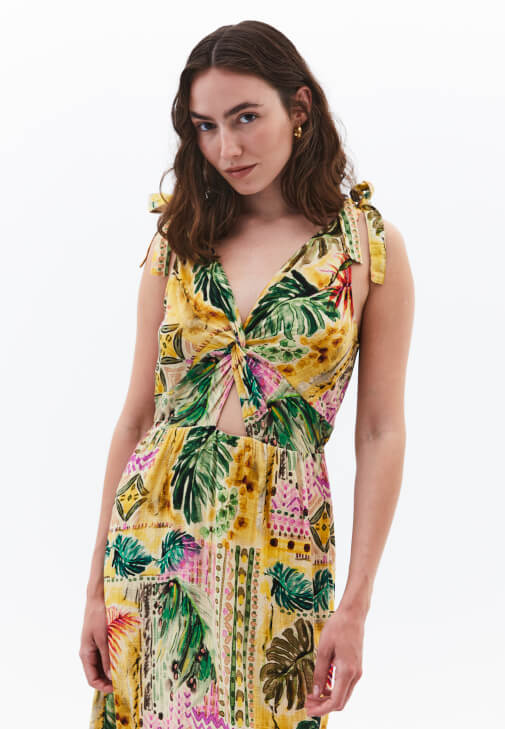 Burgu Detaylı Elbise ve Terlik Kombini