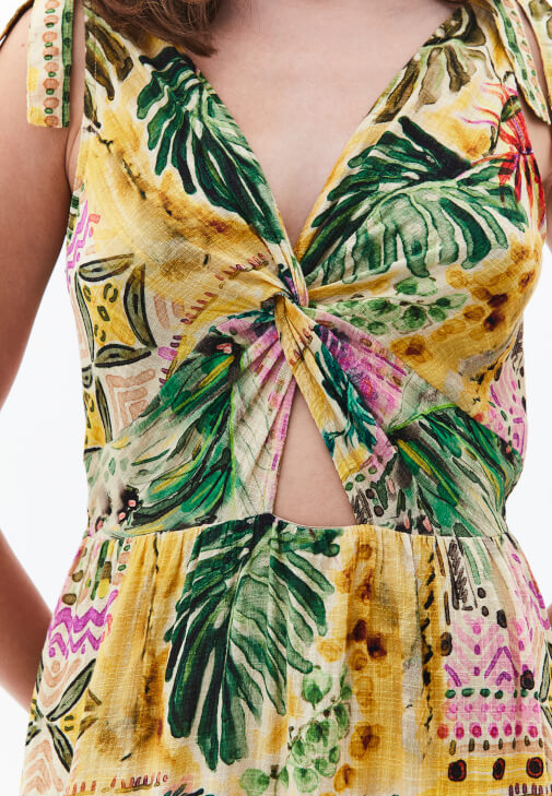 Burgu Detaylı Elbise ve Terlik Kombini