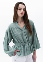 Bağlama Detaylı Gömlek ve Wide-Leg Pantolon Kombini