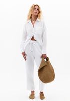 Cepli Gömlek ve Carrot-Fit Pantolon Kombini