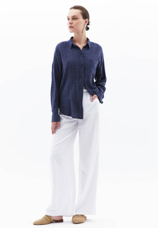 Cepli Gömlek ve Keten Bol Paça Pantolon Kombini