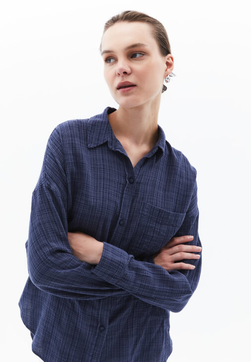 Cepli Gömlek ve Keten Bol Paça Pantolon Kombini