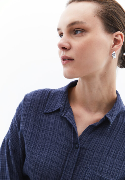 Cepli Gömlek ve Keten Bol Paça Pantolon Kombini