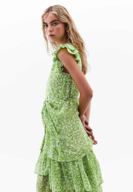 Fırfırlı Elbise ve Makrome Terlik Kombini