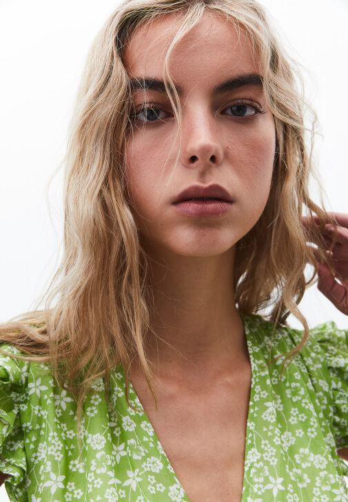 Fırfırlı Elbise ve Makrome Terlik Kombini