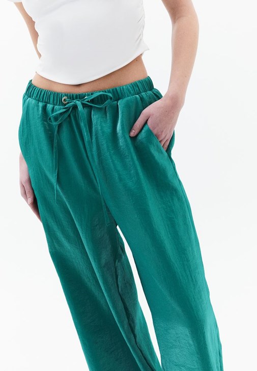 Yüksek Bel Pantolon ve Çıtçıtlı Atlet Kombini