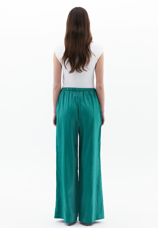 Yüksek Bel Pantolon ve Çıtçıtlı Atlet Kombini