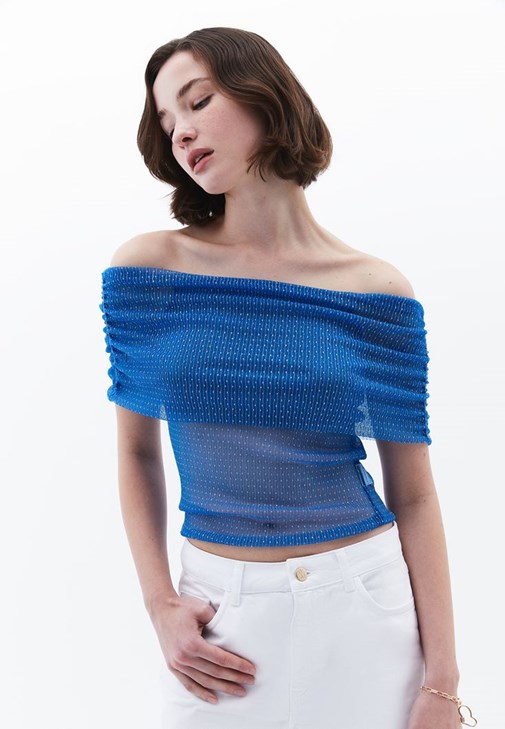 Düşük Omuz Tül Bluz ve Wide-Leg Pantolon Kombini