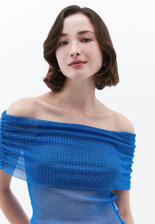 Düşük Omuz Tül Bluz ve Wide-Leg Pantolon Kombini