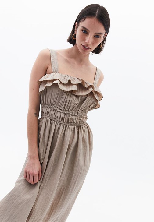 Fırfırlı Elbise ve İnce Bantlı Topuklu Terlik Kombini