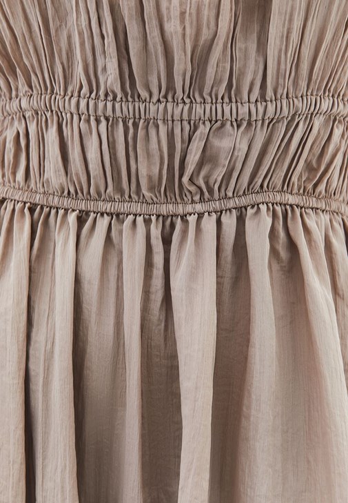 Fırfırlı Elbise ve İnce Bantlı Topuklu Terlik Kombini