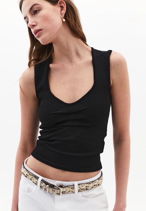 Büzgülü Atlet ve Carrot-Fit Pantolon Kombini