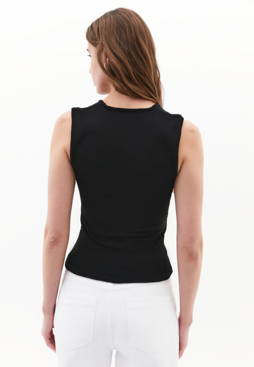 Büzgülü Atlet ve Carrot-Fit Pantolon Kombini