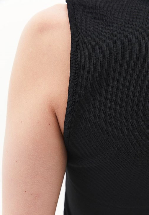 Büzgülü Atlet ve Carrot-Fit Pantolon Kombini