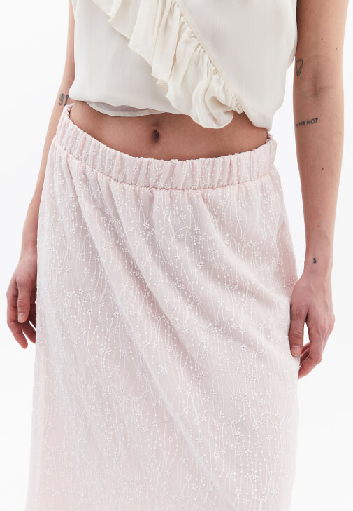 Nakışlı Etek ve Fırfırlı Bluz Kombini