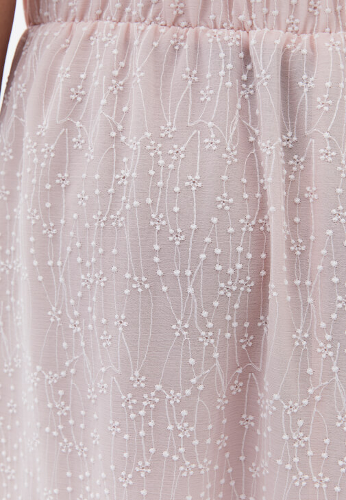 Nakışlı Etek ve Fırfırlı Bluz Kombini