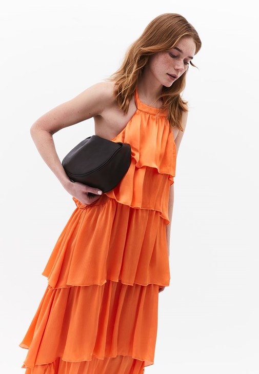 Halter Yaka Uzun Elbise ve Ayakkabı Kombini