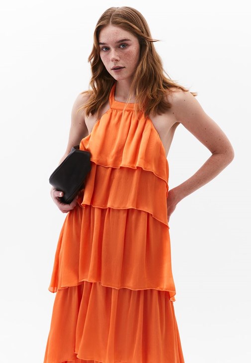 Halter Yaka Uzun Elbise ve Ayakkabı Kombini