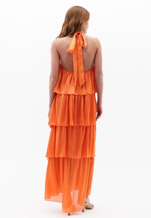 Halter Yaka Uzun Elbise ve Ayakkabı Kombini