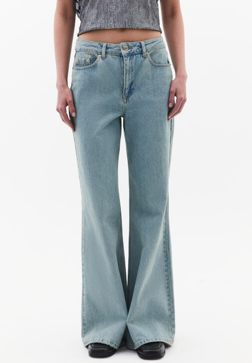 Denim Pantolon ve Oversize Gömlek Kombini