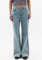 Denim Pantolon ve Oversize Gömlek Kombini