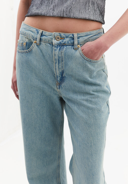 Denim Pantolon ve Oversize Gömlek Kombini