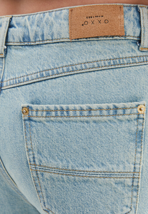 Denim Pantolon ve Oversize Gömlek Kombini