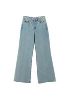 Denim Pantolon ve Oversize Gömlek Kombini