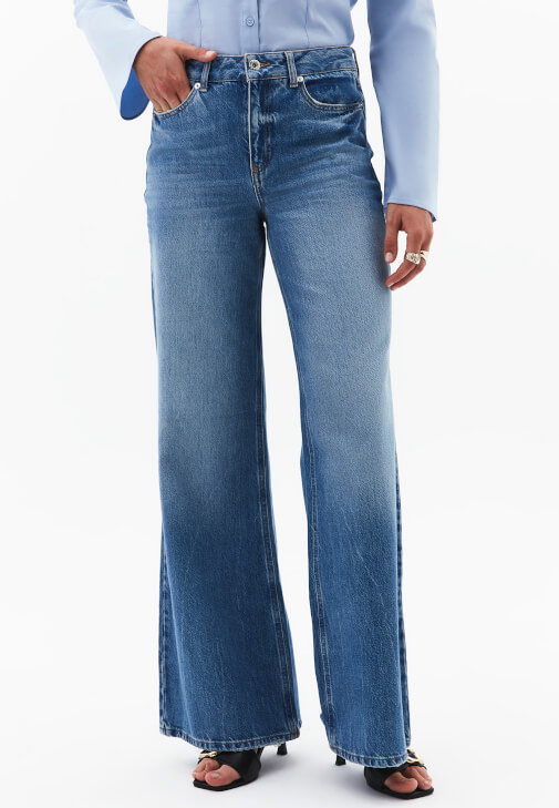 Wide-Leg Denim Pantolon ve Yüksek Yaka Tişört Kombini
