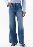 Wide-Leg Denim Pantolon ve Yüksek Yaka Tişört Kombini