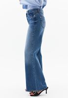 Wide-Leg Denim Pantolon ve Yüksek Yaka Tişört Kombini