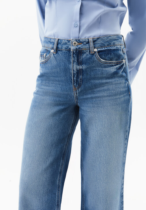 Wide-Leg Denim Pantolon ve Yüksek Yaka Tişört Kombini