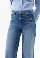 Wide-Leg Denim Pantolon ve Yüksek Yaka Tişört Kombini