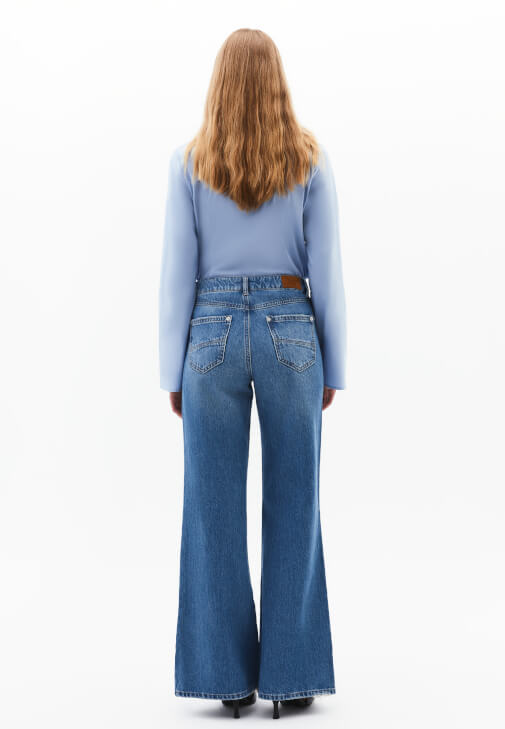 Wide-Leg Denim Pantolon ve Yüksek Yaka Tişört Kombini
