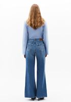 Wide-Leg Denim Pantolon ve Yüksek Yaka Tişört Kombini