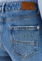 Wide-Leg Denim Pantolon ve Yüksek Yaka Tişört Kombini