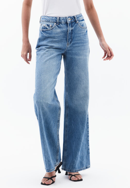 Wide-Leg Denim Pantolon ve Pamuklu Tişört Kombini