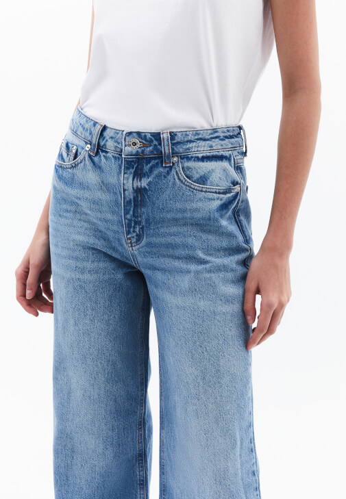 Wide-Leg Denim Pantolon ve Pamuklu Tişört Kombini