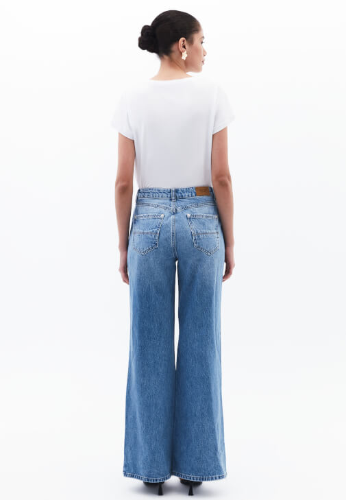 Wide-Leg Denim Pantolon ve Pamuklu Tişört Kombini