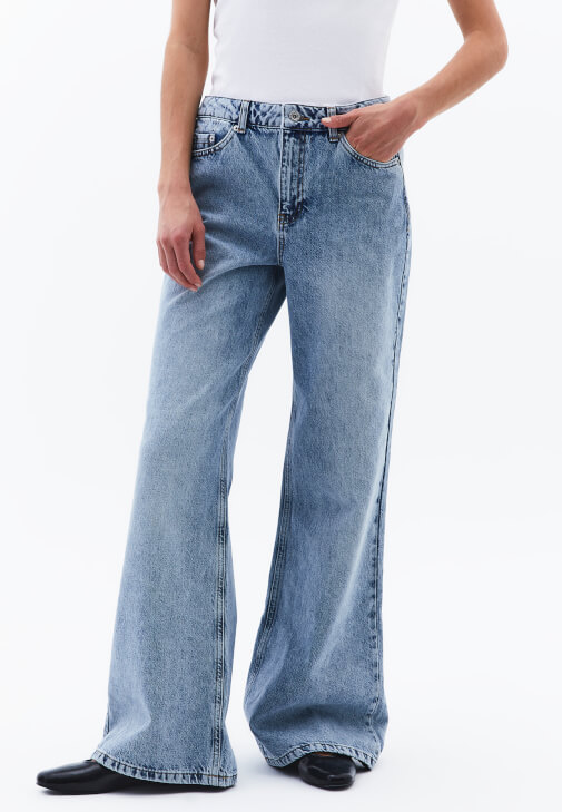 Wide-Leg Pantolon ve Pamuklu Tişört Kombini
