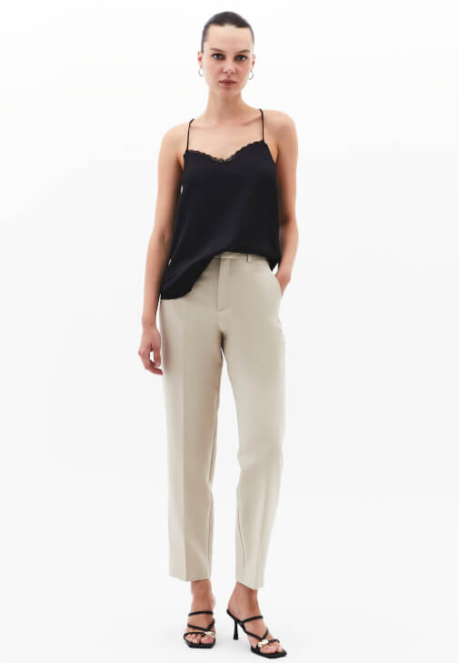 Yüksek Bel Slim-Fit Pantolon ve Atlet Kombini