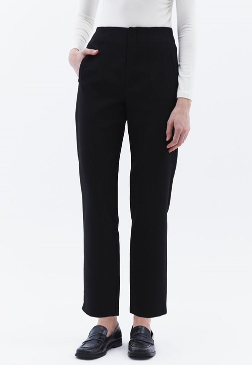 Carrot-Fit Pantolon ve Slim-Fit Gömlek Kombini