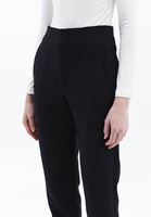 Carrot-Fit Pantolon ve Slim-Fit Gömlek Kombini