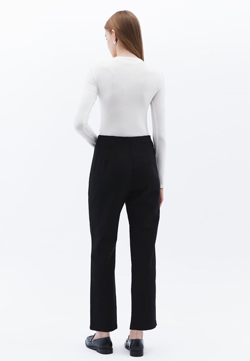 Carrot-Fit Pantolon ve Slim-Fit Gömlek Kombini