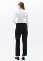 Carrot-Fit Pantolon ve Slim-Fit Gömlek Kombini
